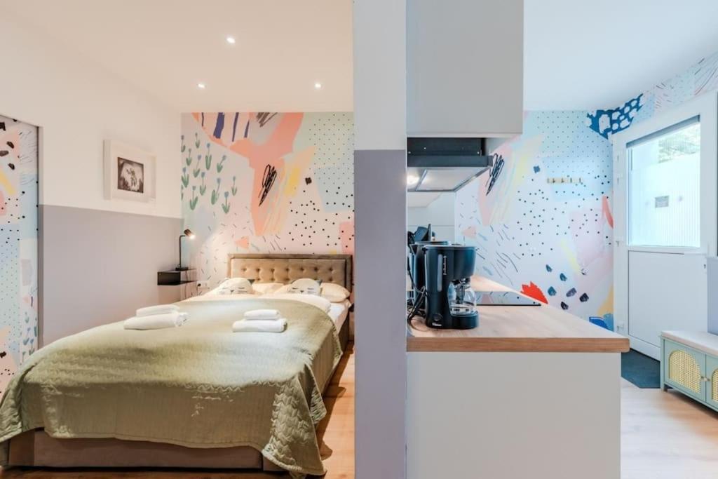 Artful Microapartment - Self Check In