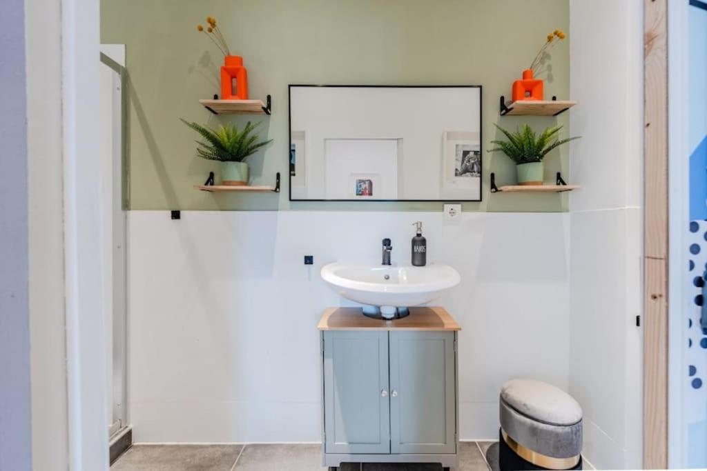 Artful Microapartment - Self Check In