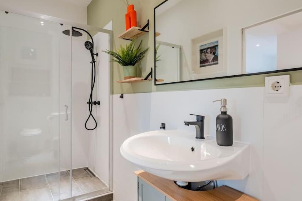 Artful Microapartment - Self Check In