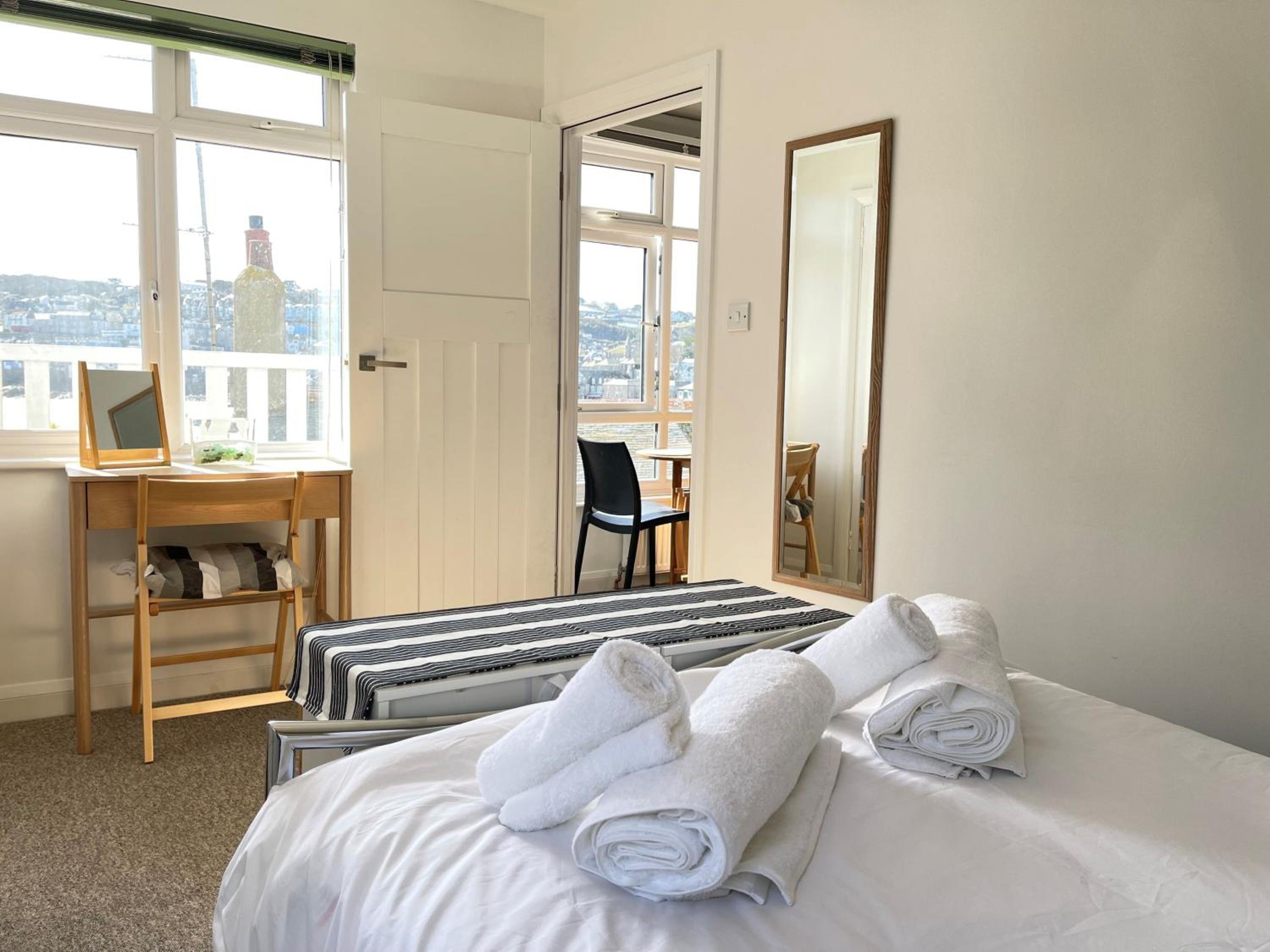 1 Sunnyside - views over the St Ives Harbour