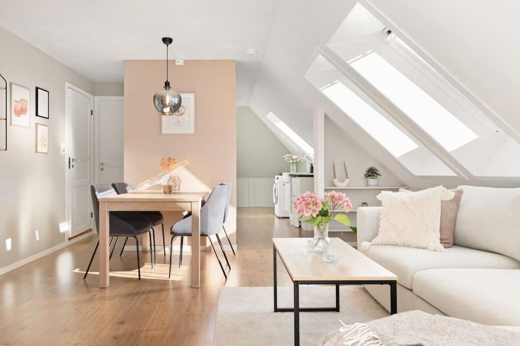 Dinbnb Appartments l 250 meters from bybanen I VilVite I built in 1800s view 3