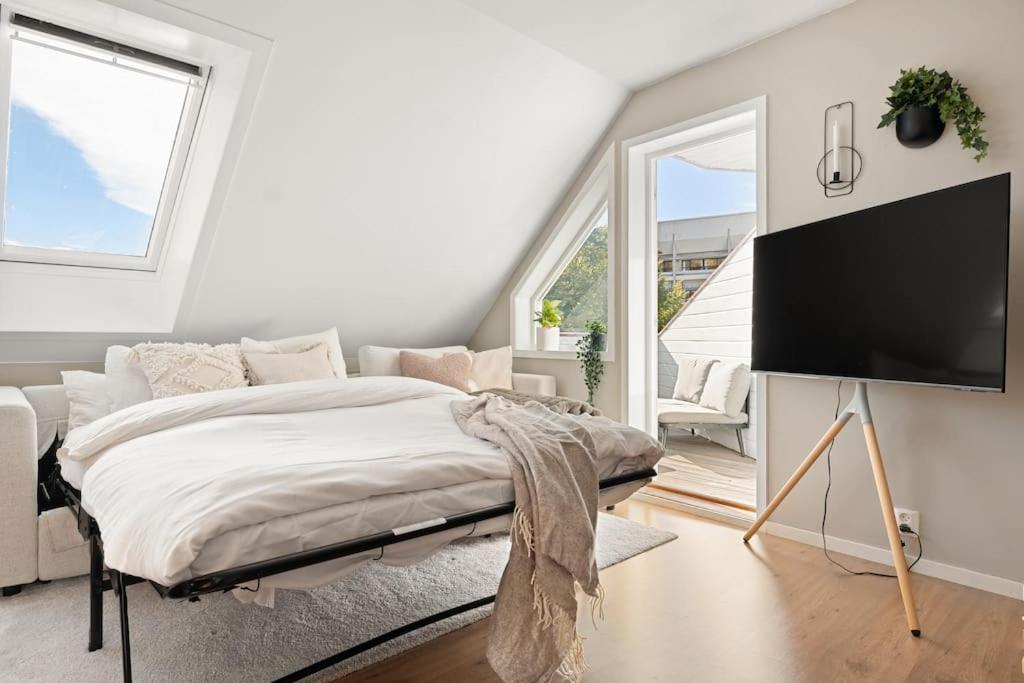 Dinbnb Appartments l 250 meters from bybanen I VilVite I built in 1800s view 4