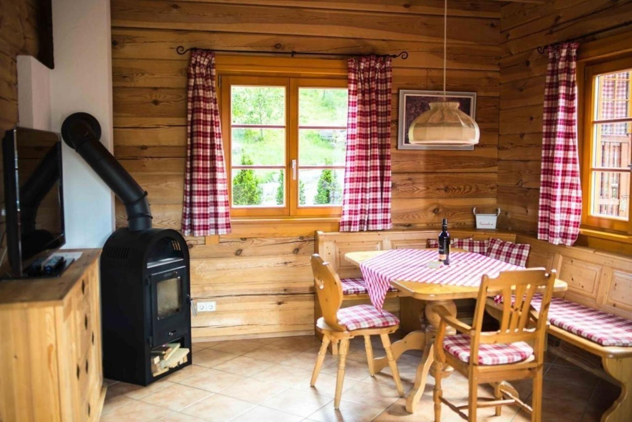 Charmantes Ferienhaus in Sankt Margarethen Im Lungau mit Kleinem Garten und Bergblick