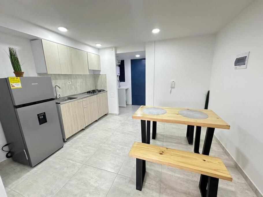 Hito404-Amplio Apartaestudio en Av 19 norte con balcon