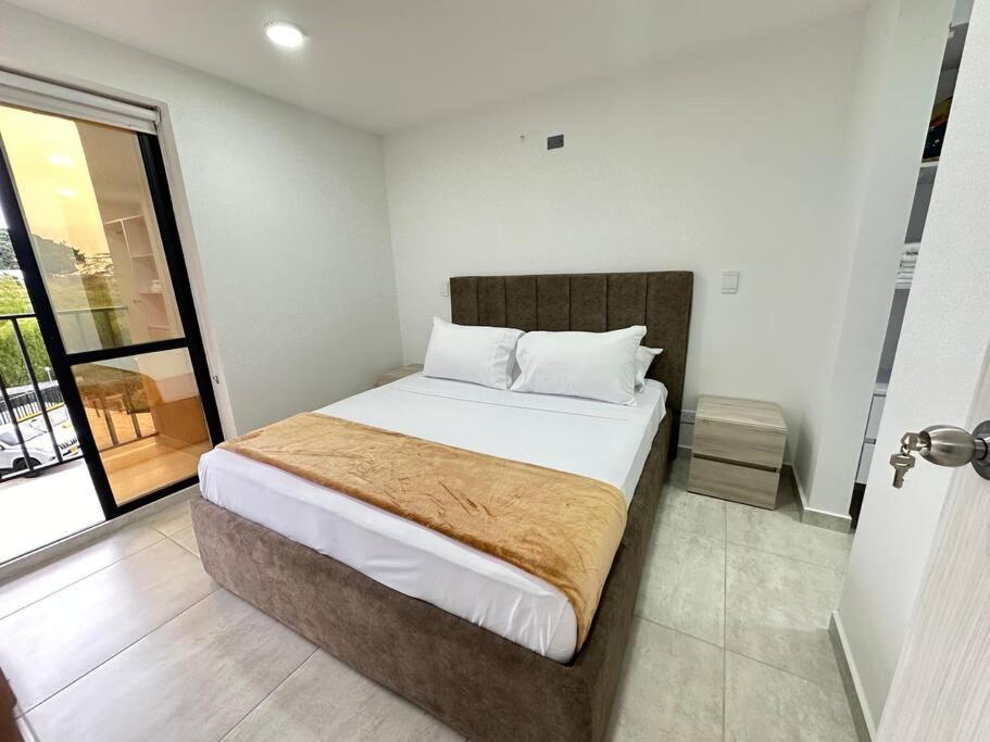 Hito404-Amplio Apartaestudio en Av 19 norte con balcon