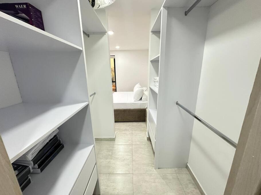 Hito404-Amplio Apartaestudio en Av 19 norte con balcon