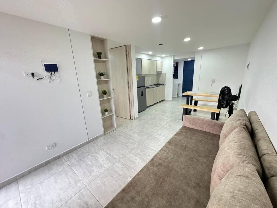 Hito404-Amplio Apartaestudio en Av 19 norte con balcon