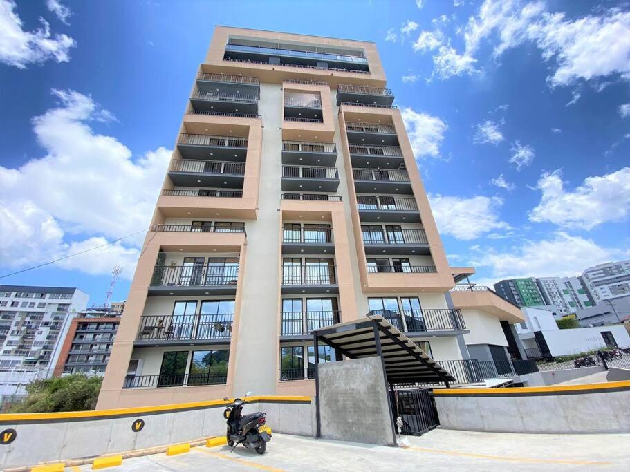 Hito404-Amplio Apartaestudio en Av 19 norte con balcon
