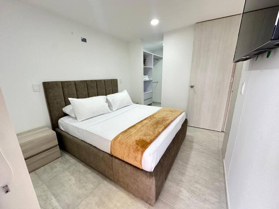 Hito404-Amplio Apartaestudio en Av 19 norte con balcon