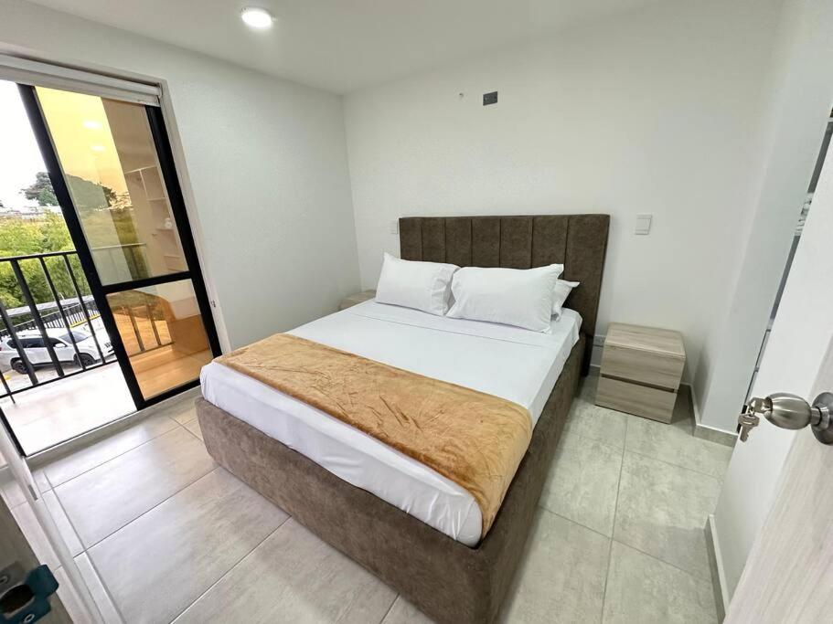 Hito404-Amplio Apartaestudio en Av 19 norte con balcon