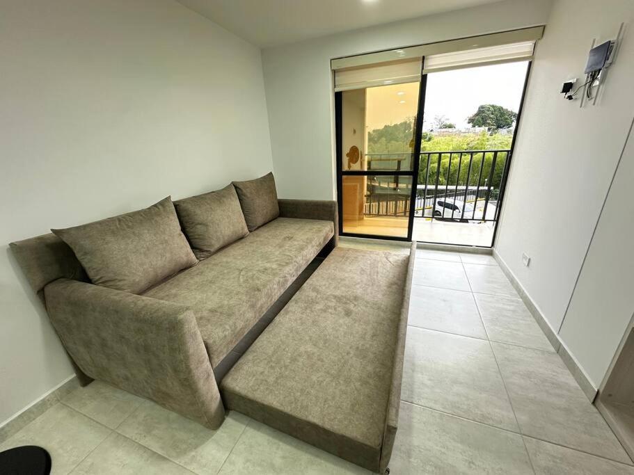 Hito404-Amplio Apartaestudio en Av 19 norte con balcon