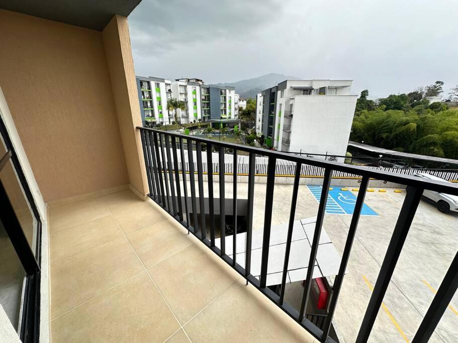 Hito404-Amplio Apartaestudio en Av 19 norte con balcon