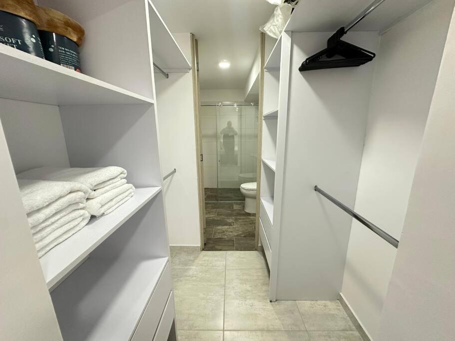 Hito404-Amplio Apartaestudio en Av 19 norte con balcon