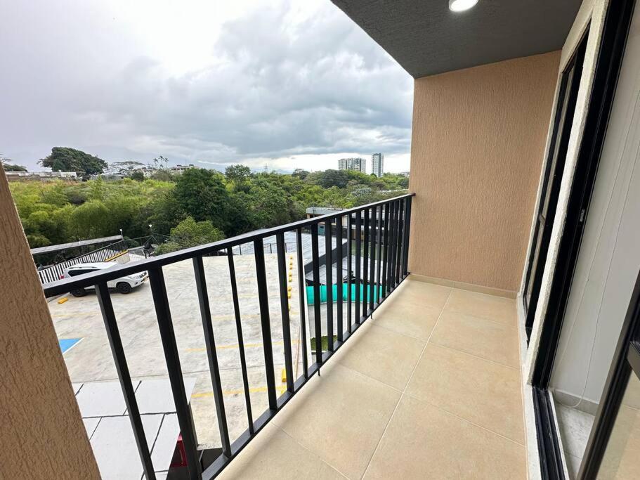 Hito404-Amplio Apartaestudio en Av 19 norte con balcon