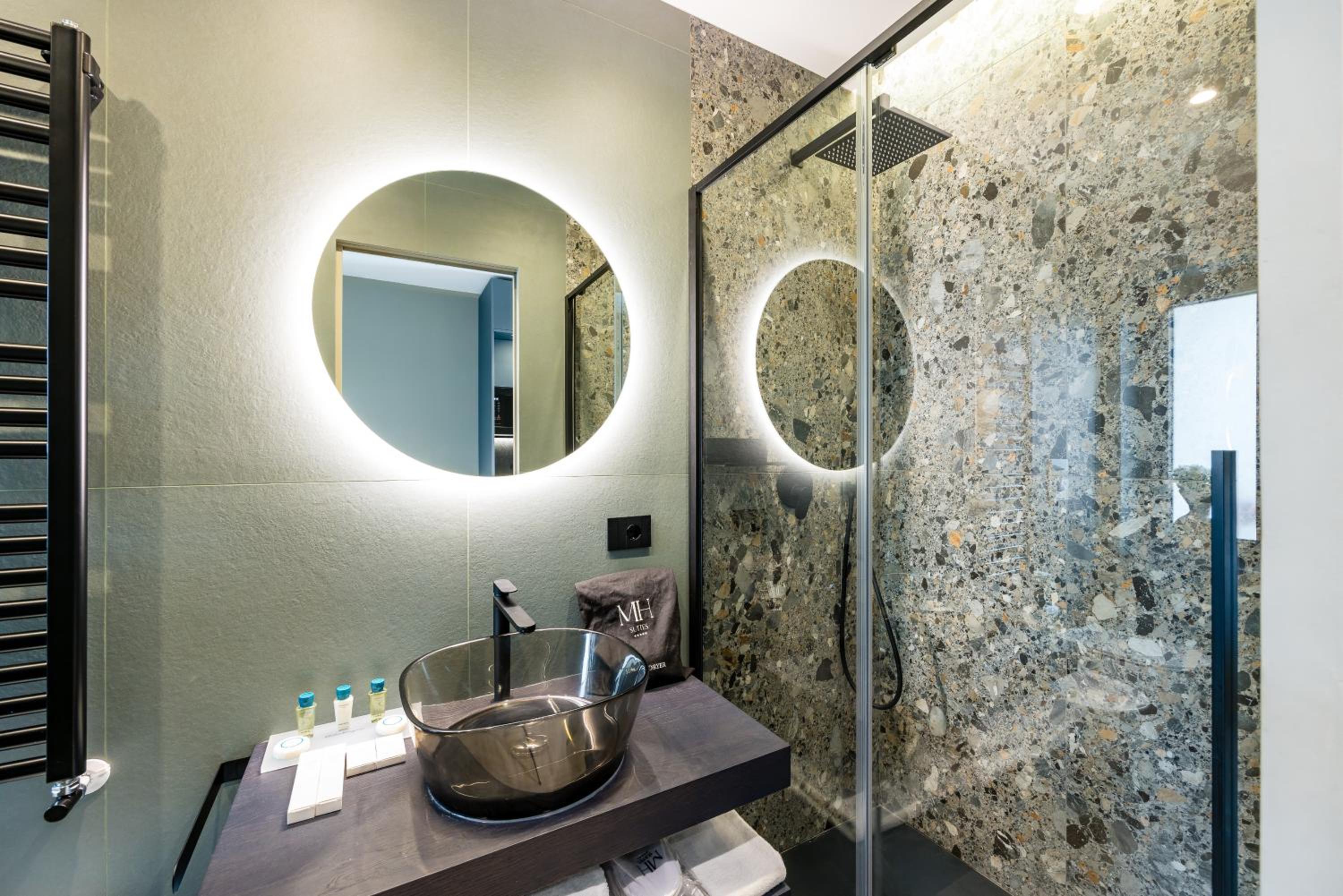 MH SUITES Plebiscito
