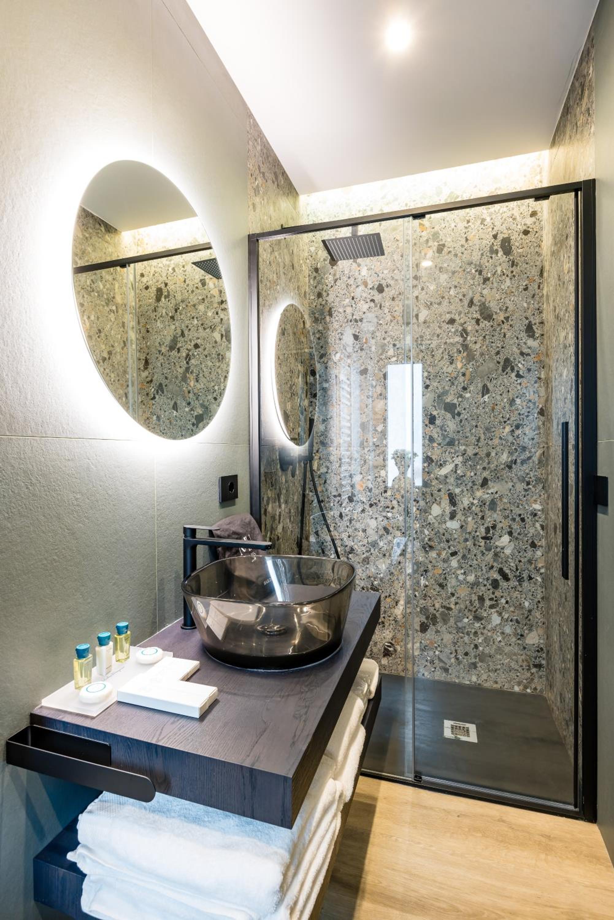 MH SUITES Plebiscito