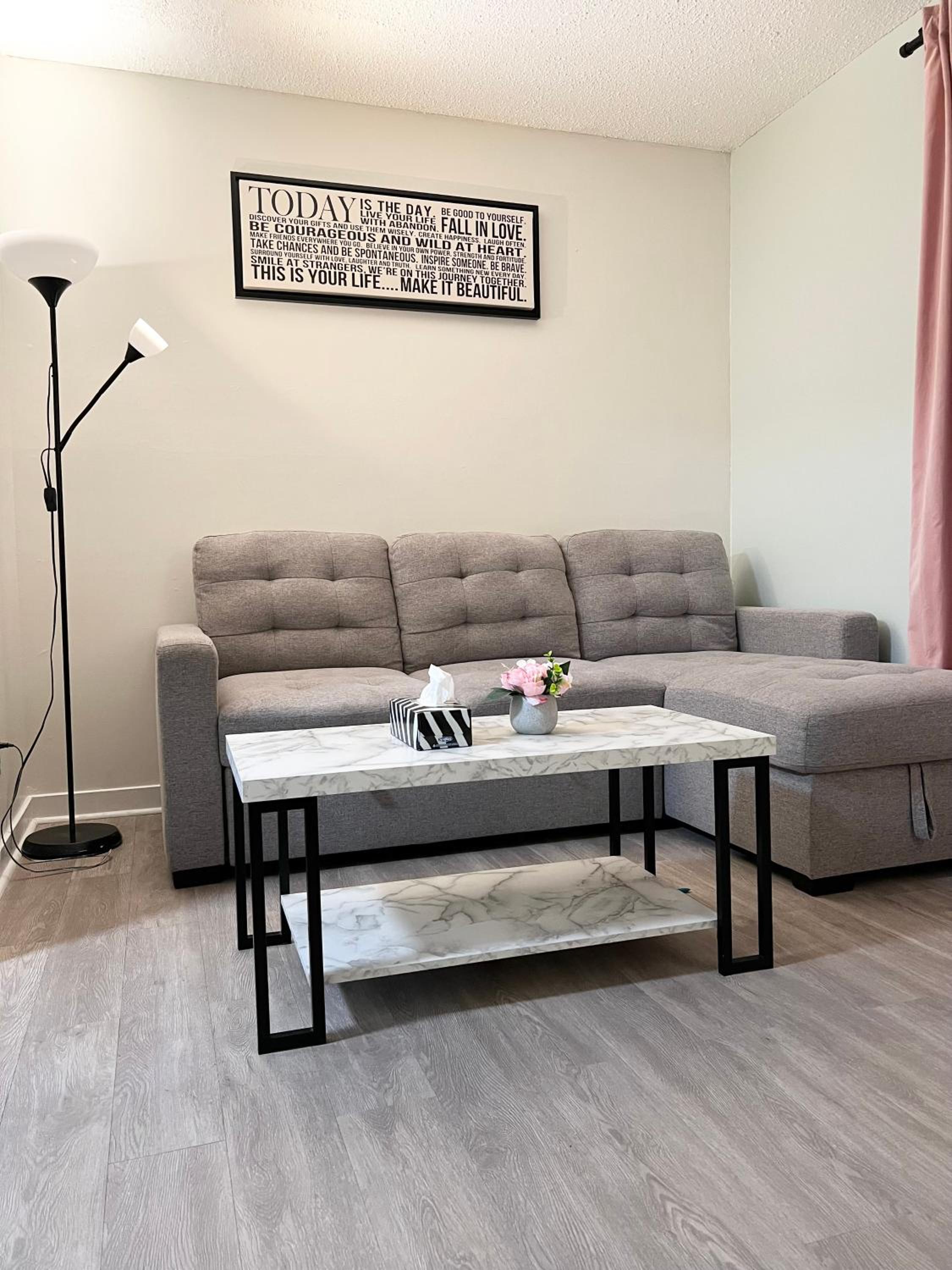 Cozy 2-Bedroom Apartment in the Heart of Downtown Ottawa