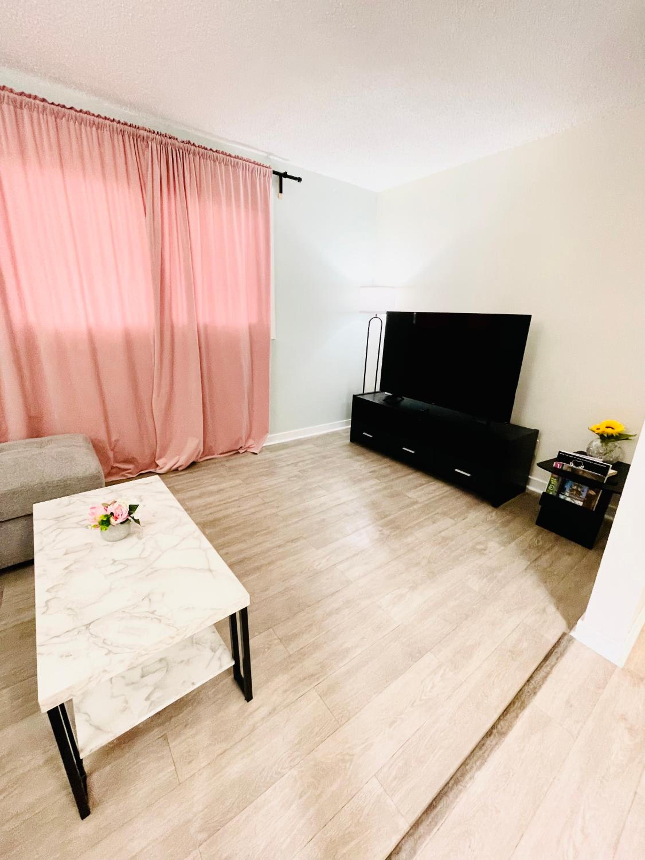 Cozy 2-Bedroom Apartment in the Heart of Downtown Ottawa