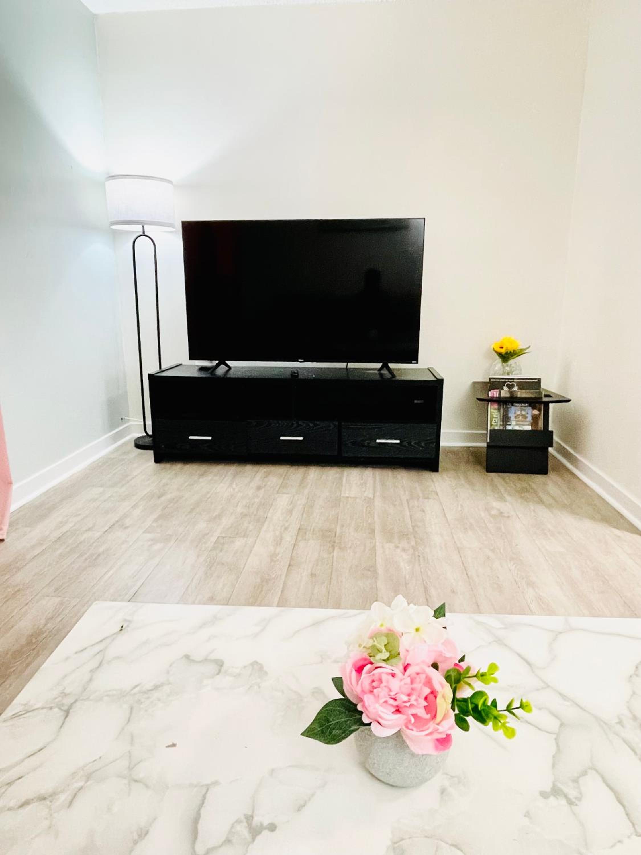 Cozy 2-Bedroom Apartment in the Heart of Downtown Ottawa