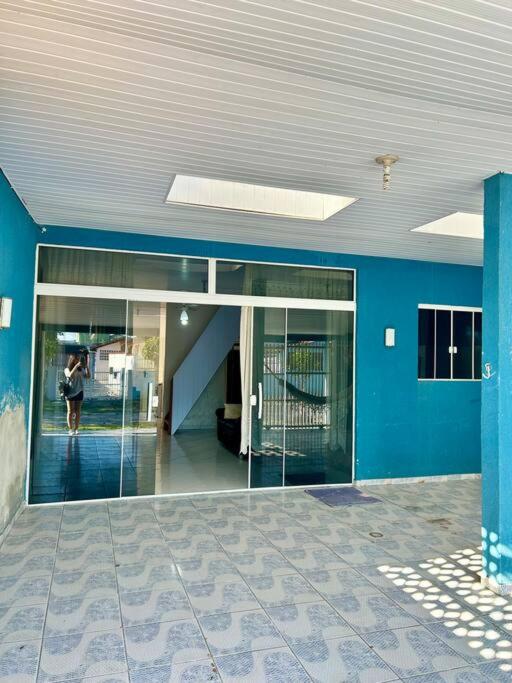 Pé na areia! Dois minutos de a pé