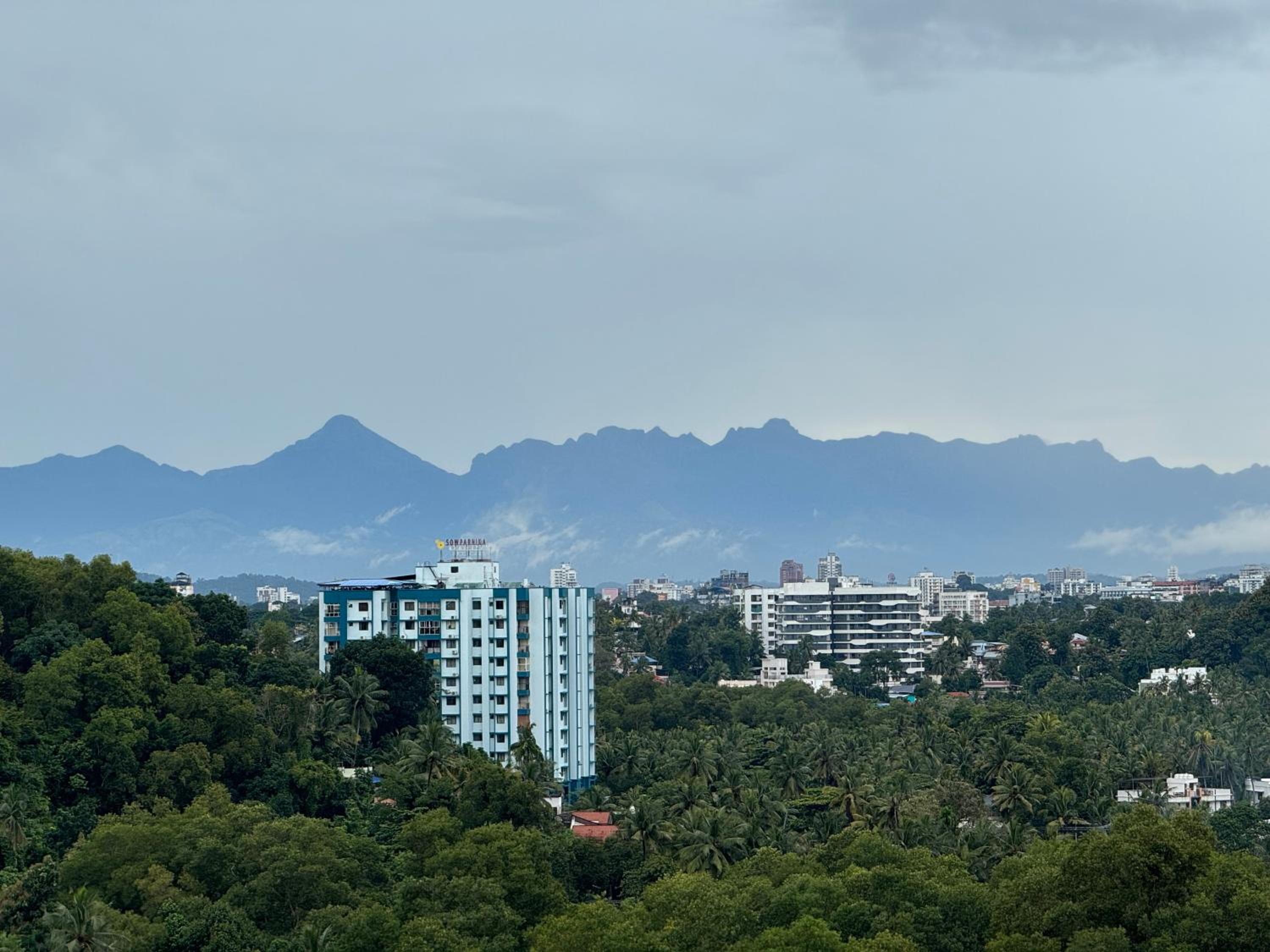 Aami dhivahi guest house