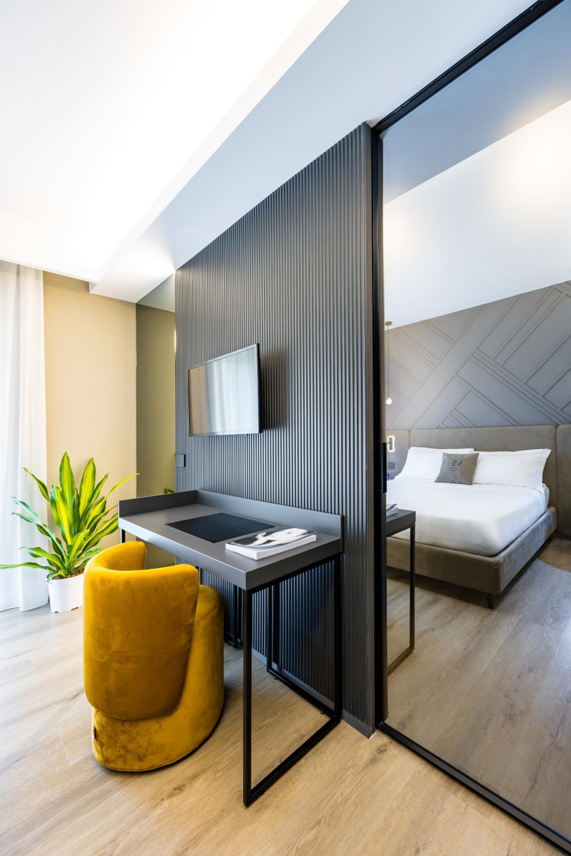 MH SUITES Plebiscito