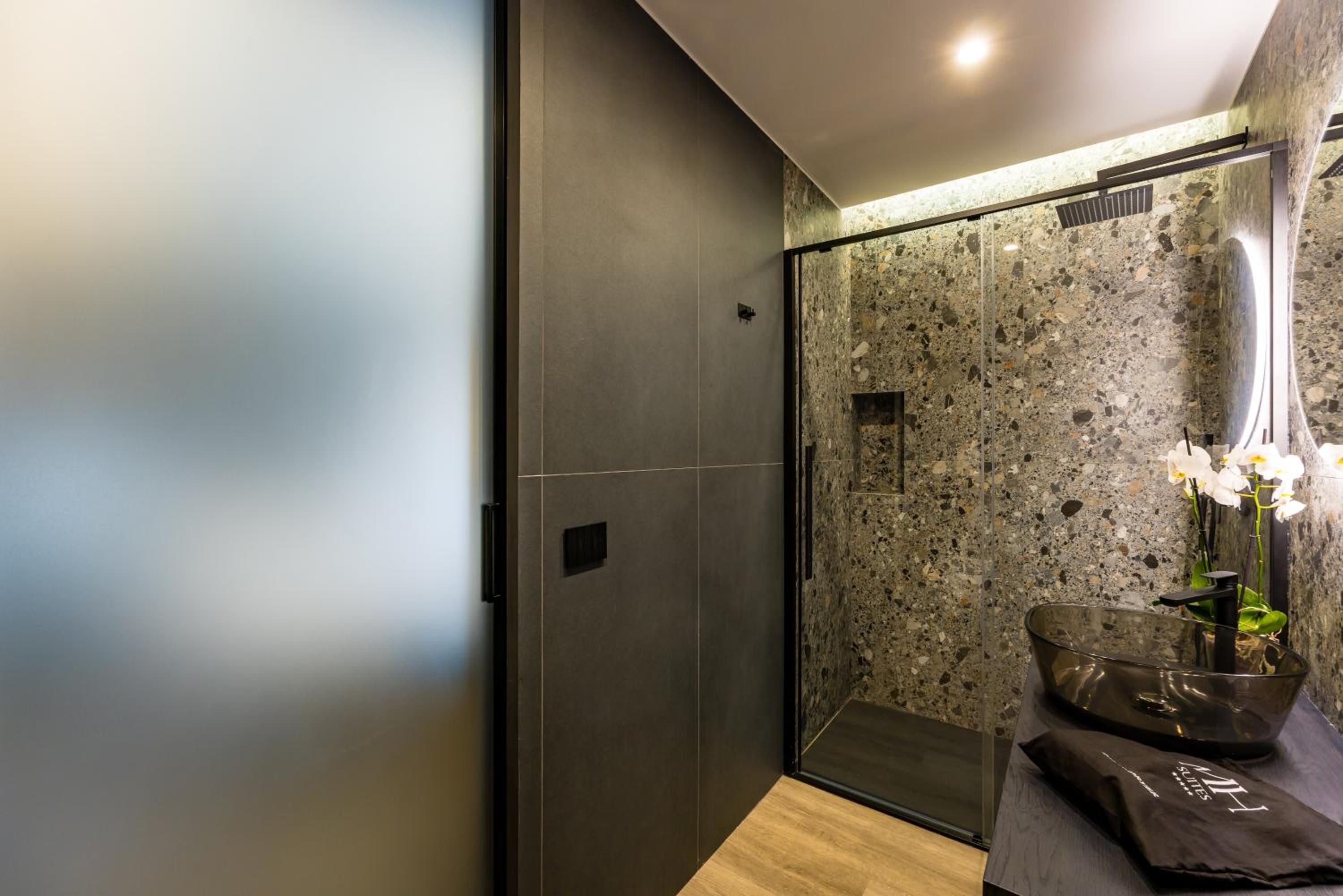 MH SUITES Plebiscito