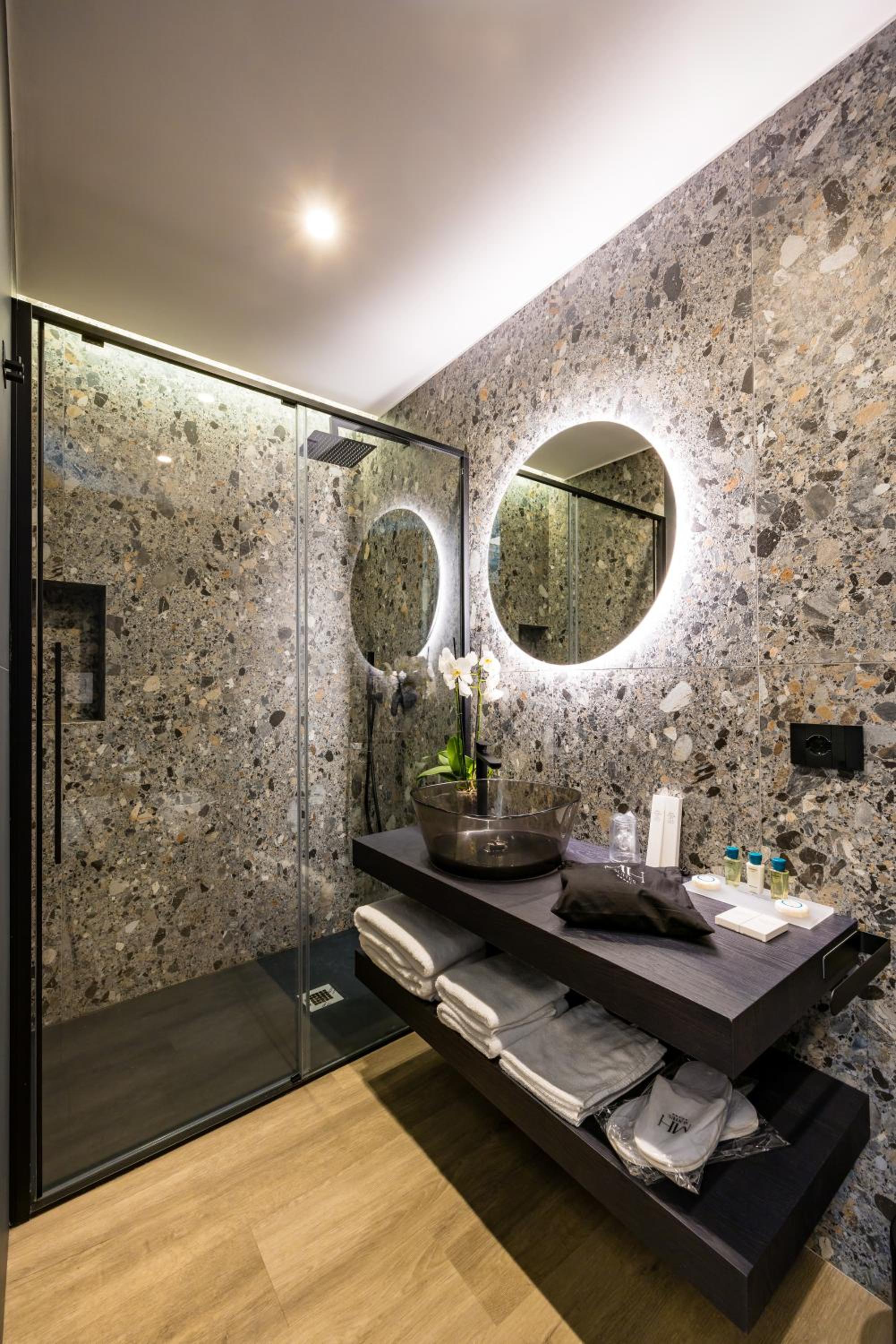 MH SUITES Plebiscito