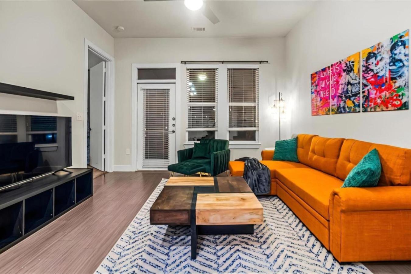 Urban Oasis 3BR Luxe Apt City with River Views and Pool view 3
