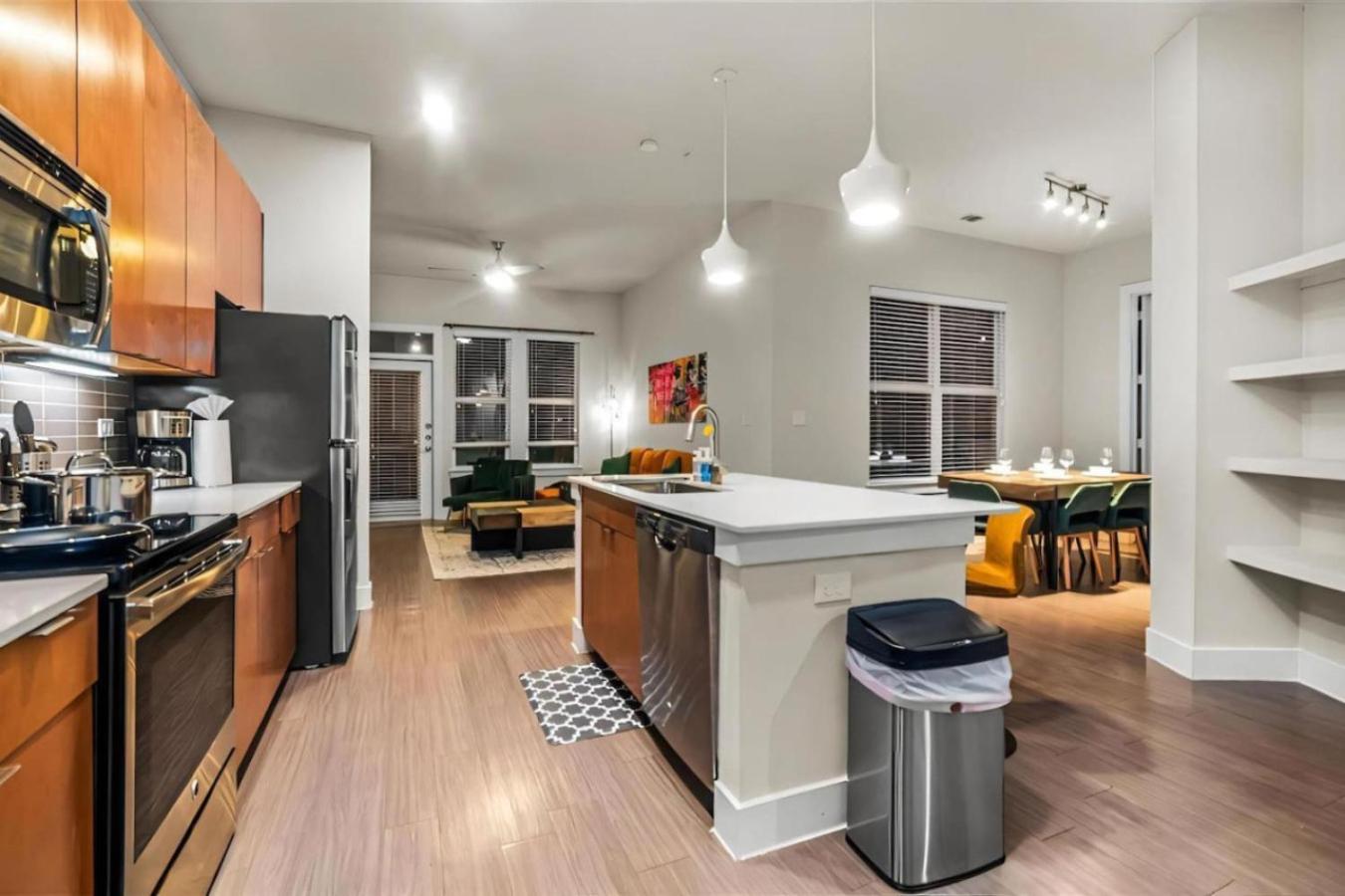 Urban Oasis 3BR Luxe Apt City with River Views and Pool view 4