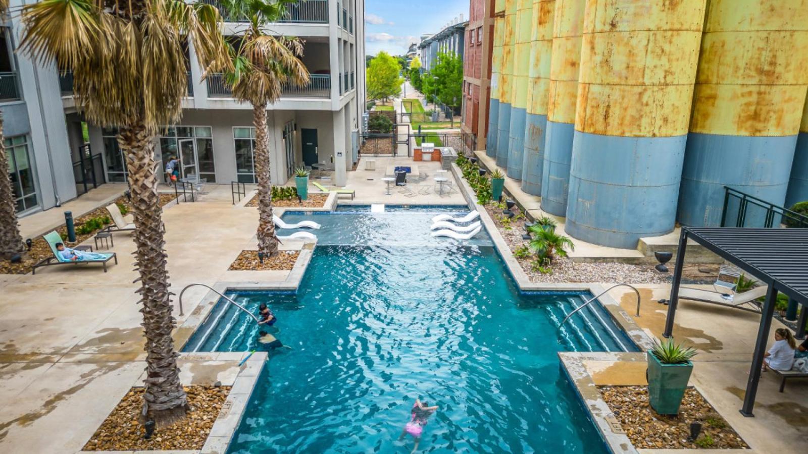 Urban Oasis 3BR Luxe Apt City with River Views and Pool view 5