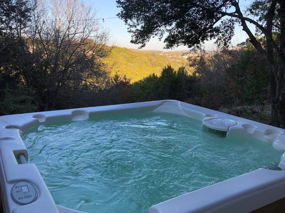 Casa Vista Chula - Lake Travis - Hot Tub - Property Image 1