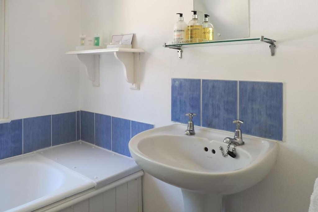 Landford's Cottage, your retreat! view 4