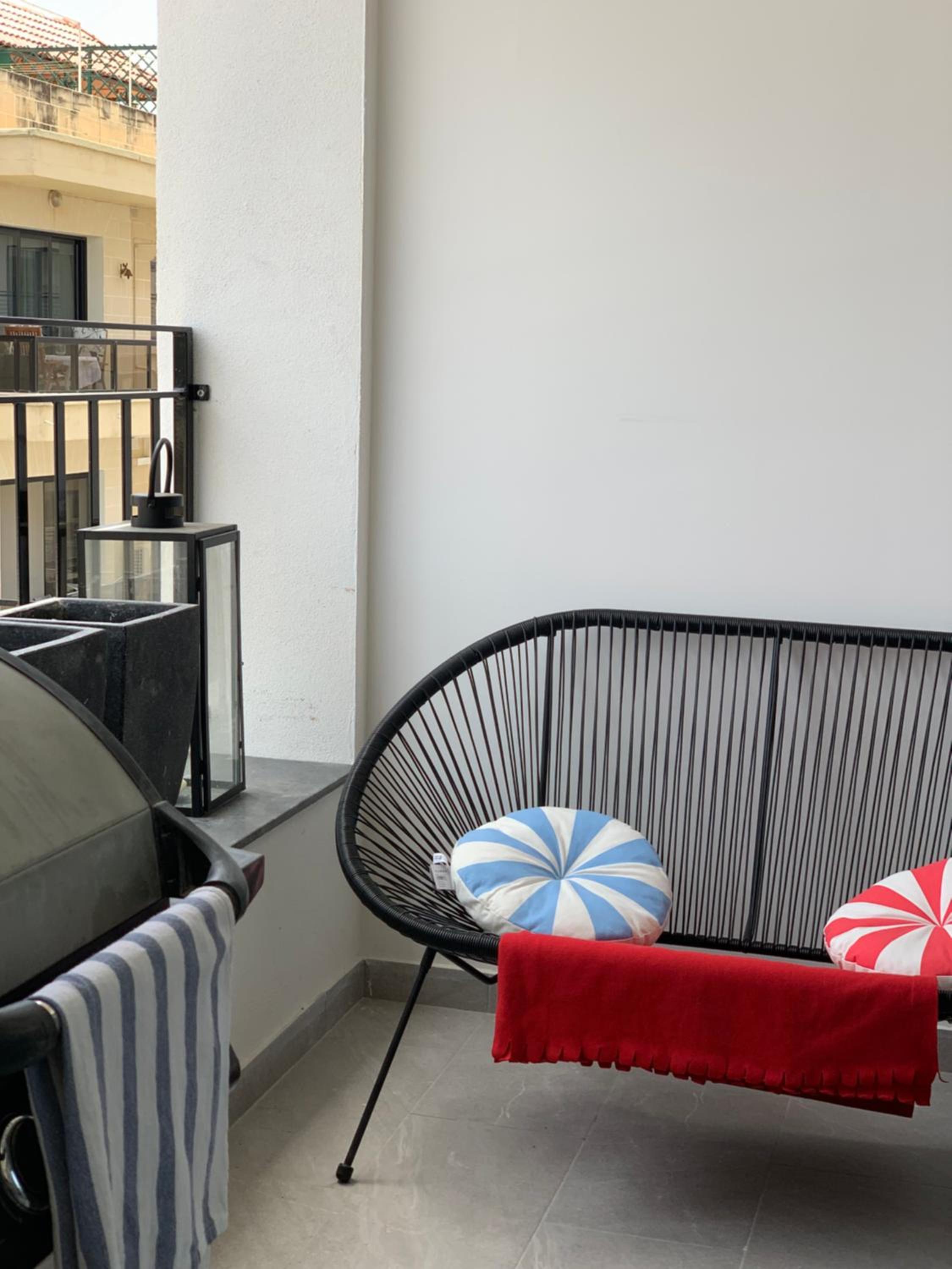 Spacious seaview Sliema Apt, steps from Valletta Ferry