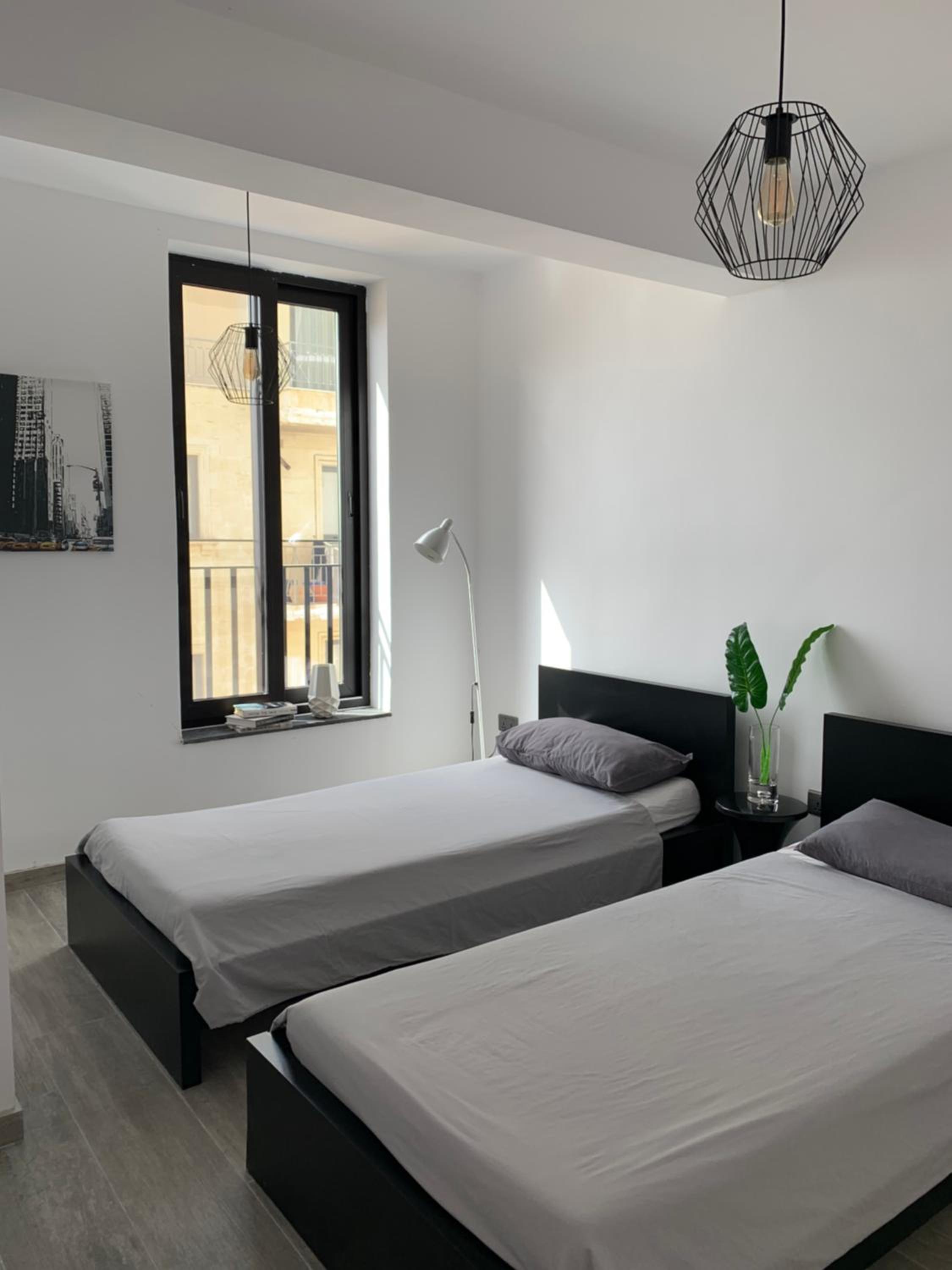 Spacious seaview Sliema Apt, steps from Valletta Ferry