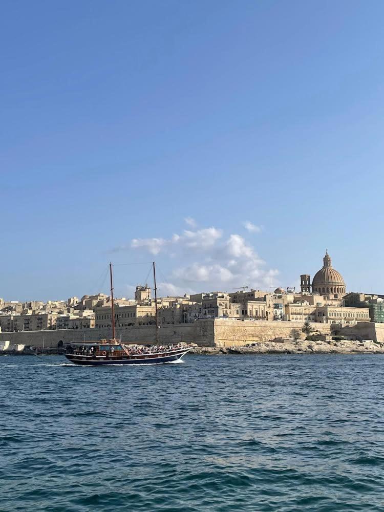 Spacious seaview Sliema Apt, steps from Valletta Ferry