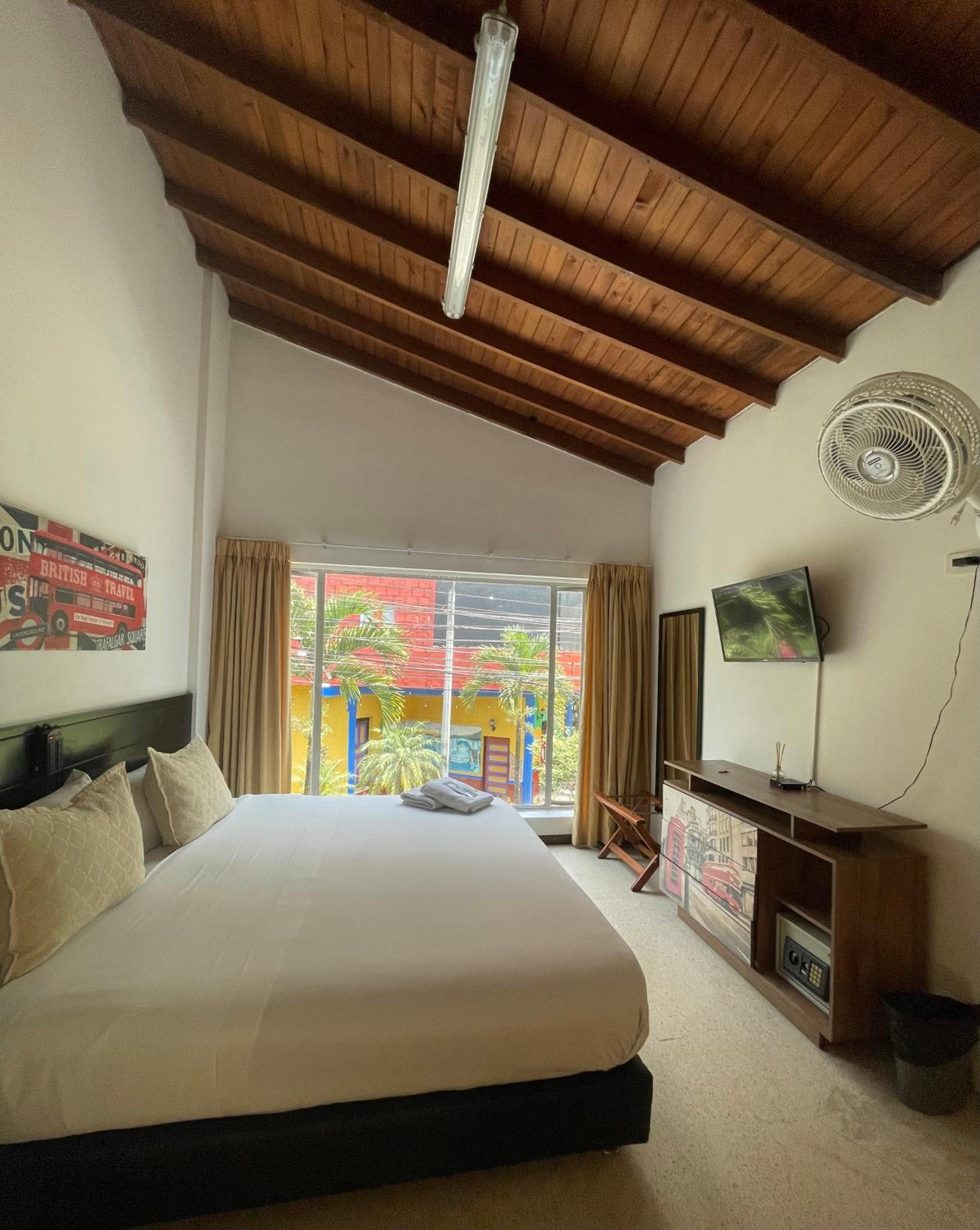 Hostal Lleras Calle 8