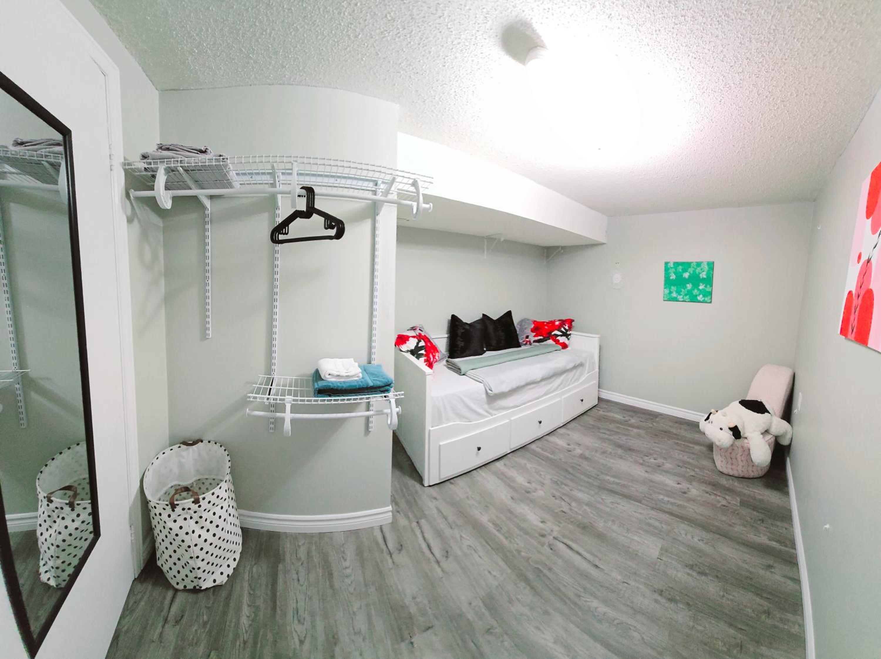 Luxury homestay in Mississauga near square one mall & Pearson Airport