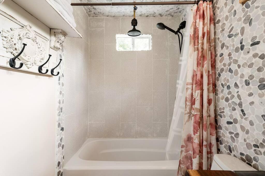 Cozy Coop Casita - Lake Travis-Hot Tub-Tiny House view 3