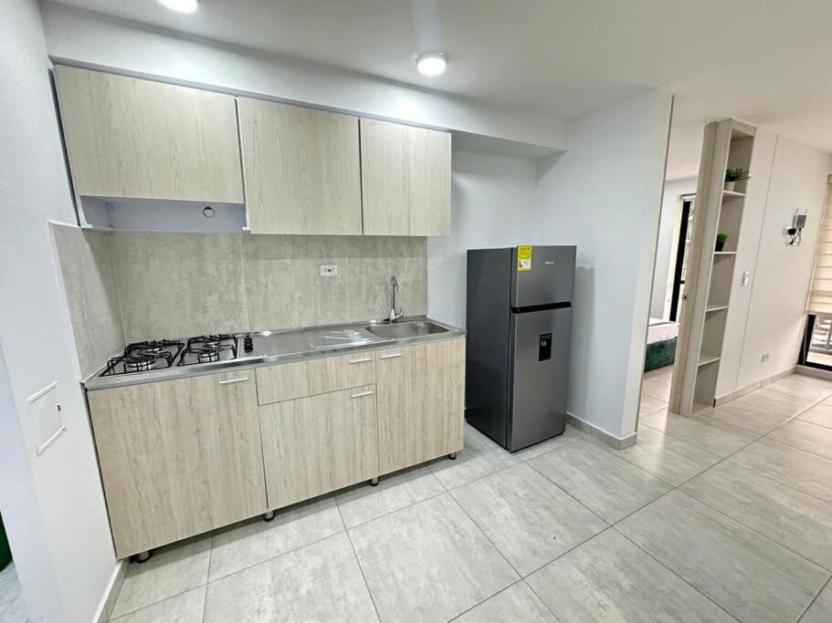 Hito 202 Amplio Apartaestudio en Av 19 Norte con balcon