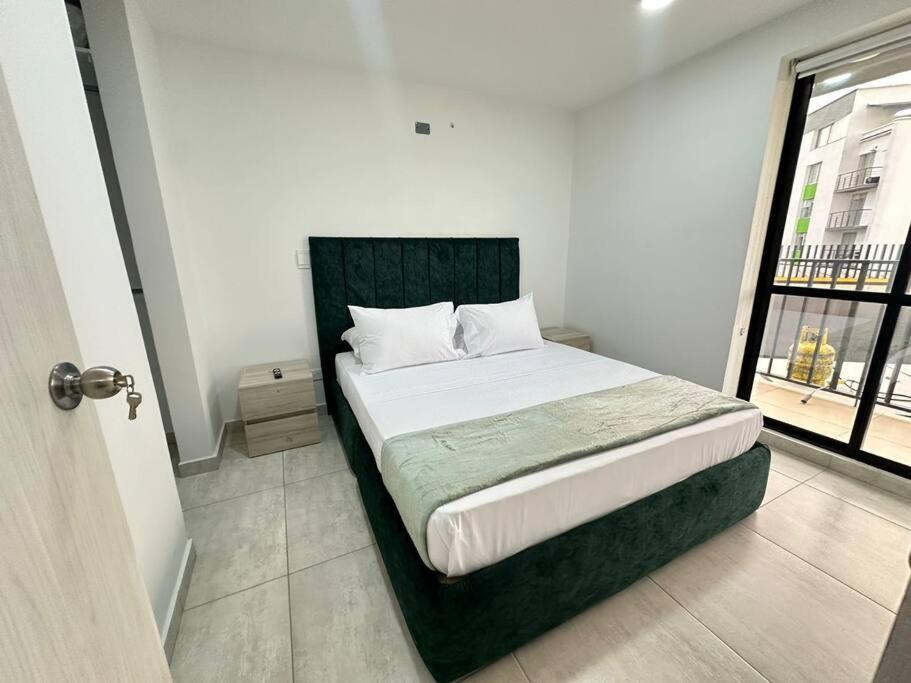 Hito 202 Amplio Apartaestudio en Av 19 Norte con balcon