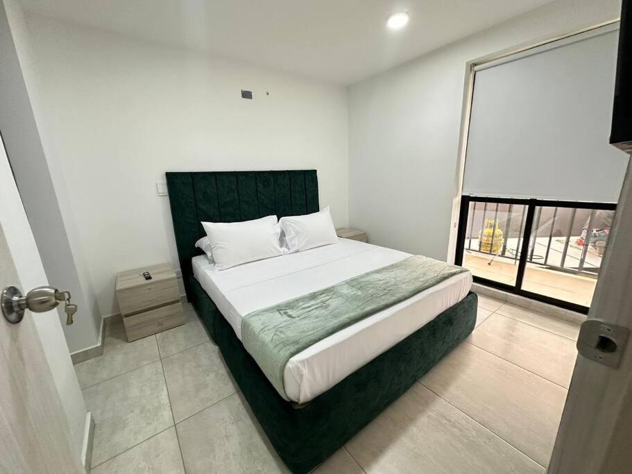 Hito 202 Amplio Apartaestudio en Av 19 Norte con balcon