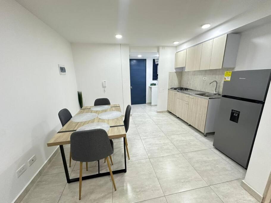 Hito 202 Amplio Apartaestudio en Av 19 Norte con balcon