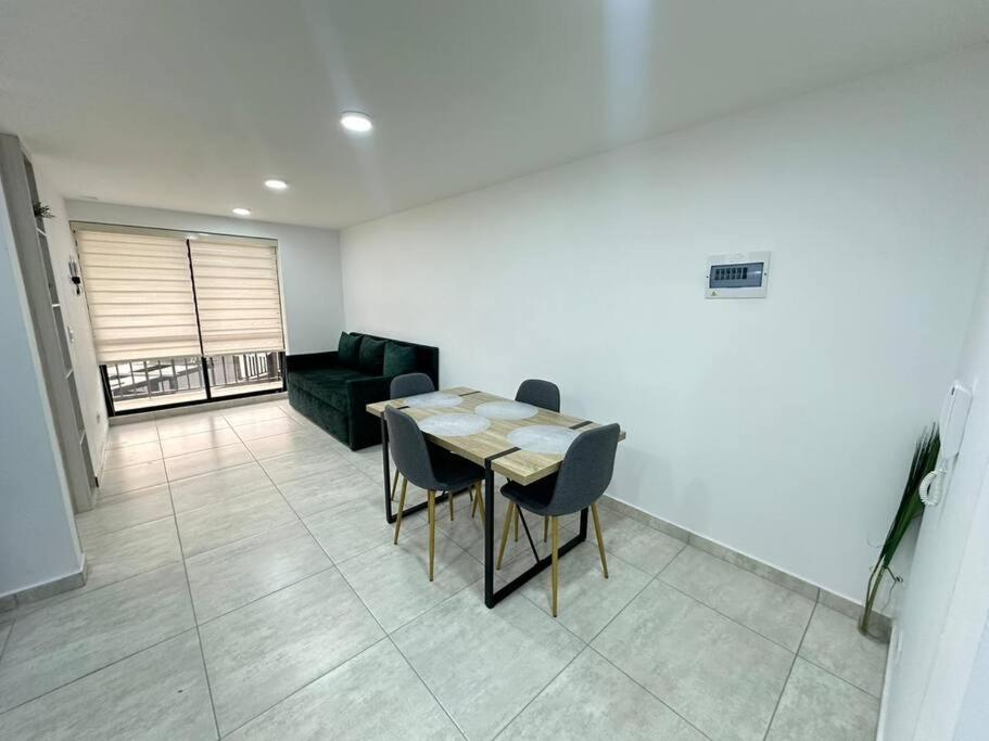 Hito 202 Amplio Apartaestudio en Av 19 Norte con balcon