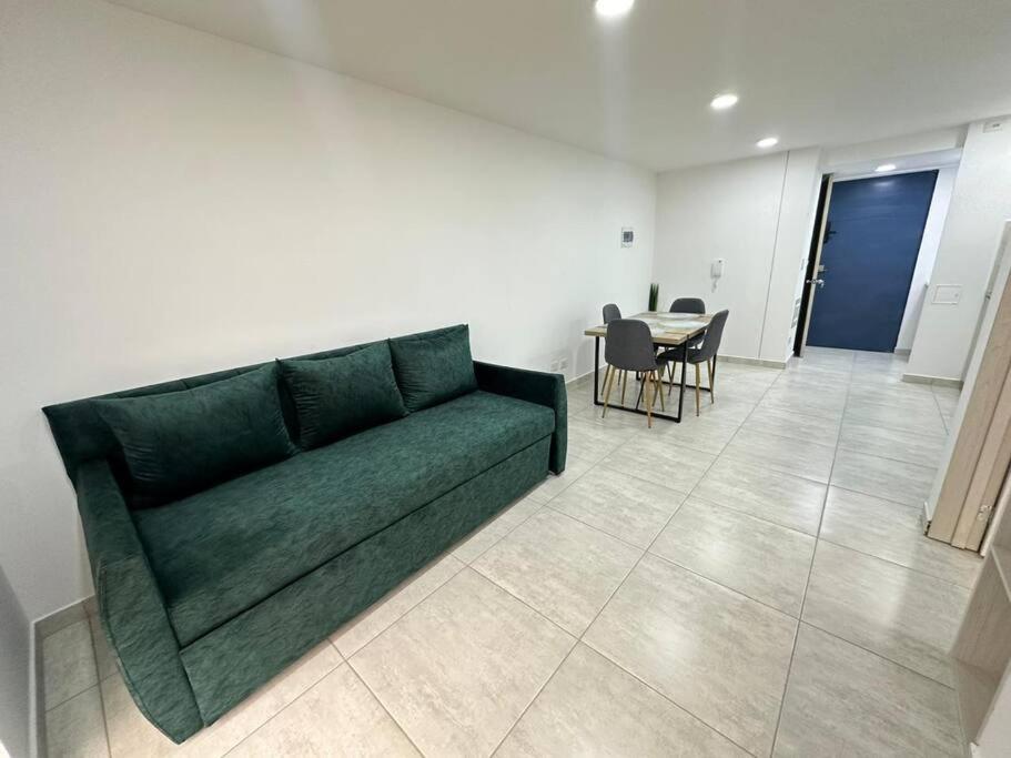 Hito 202 Amplio Apartaestudio en Av 19 Norte con balcon