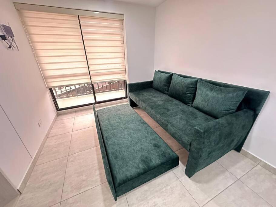 Hito 202 Amplio Apartaestudio en Av 19 Norte con balcon