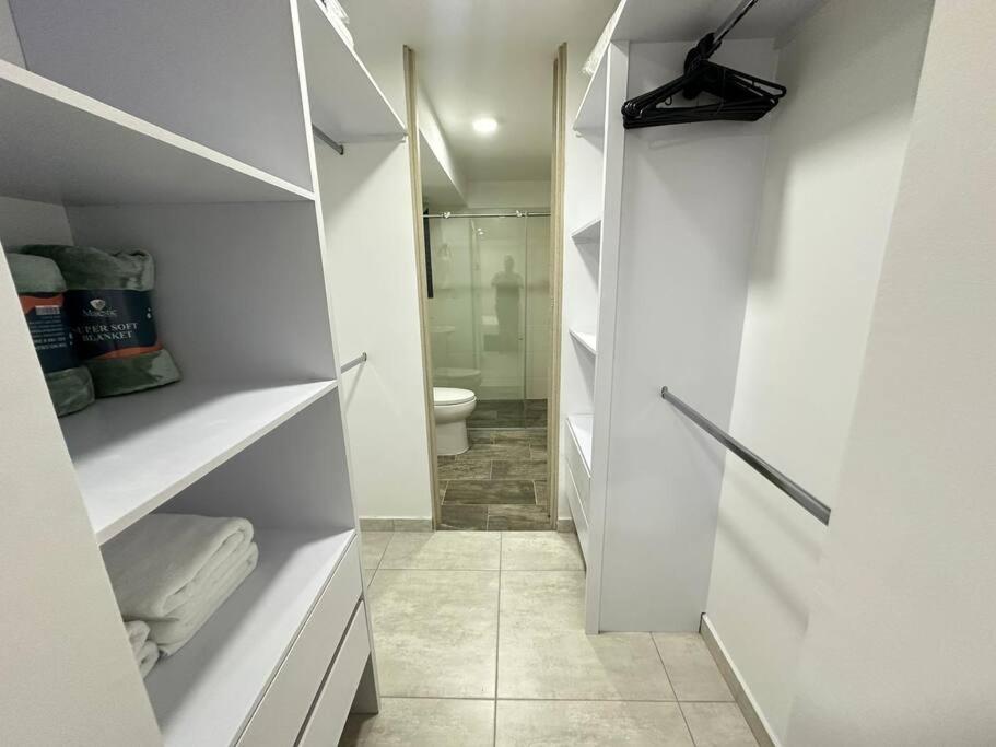 Hito 202 Amplio Apartaestudio en Av 19 Norte con balcon
