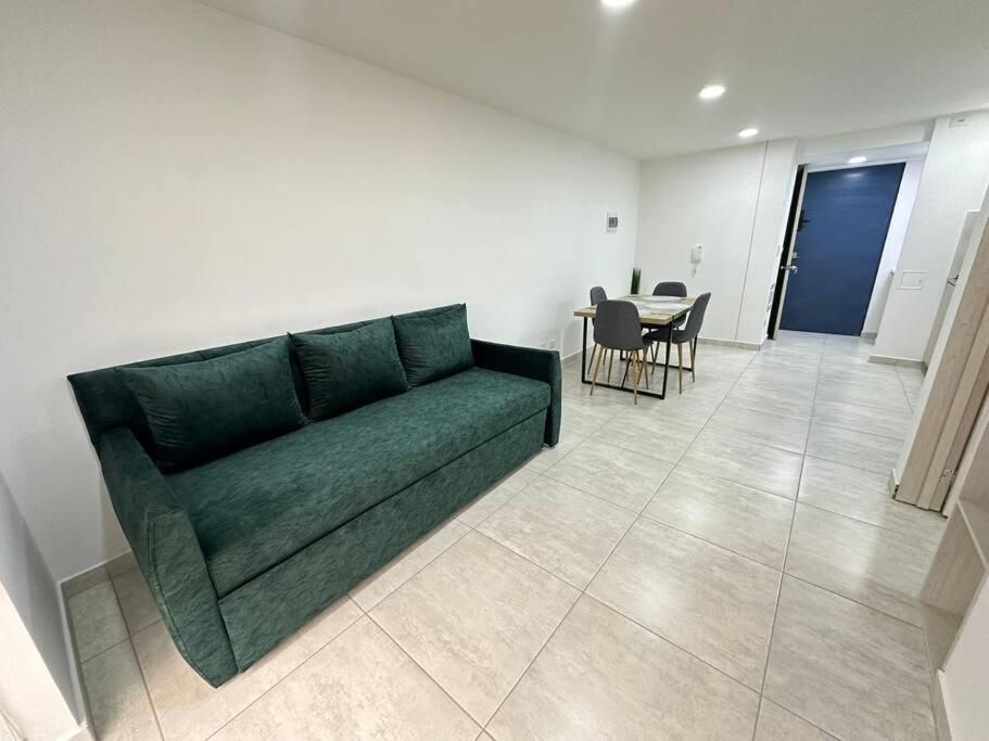 Hito 202 Amplio Apartaestudio en Av 19 Norte con balcon