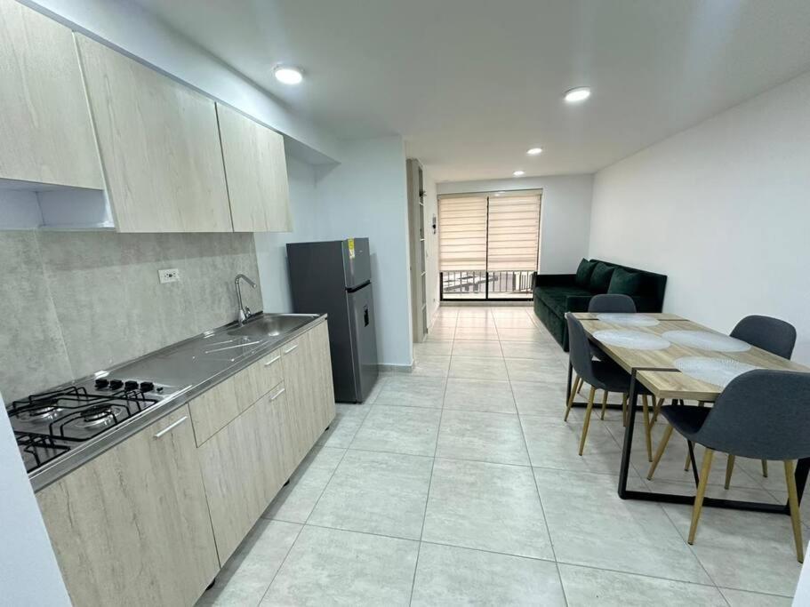 Hito 202 Amplio Apartaestudio en Av 19 Norte con balcon
