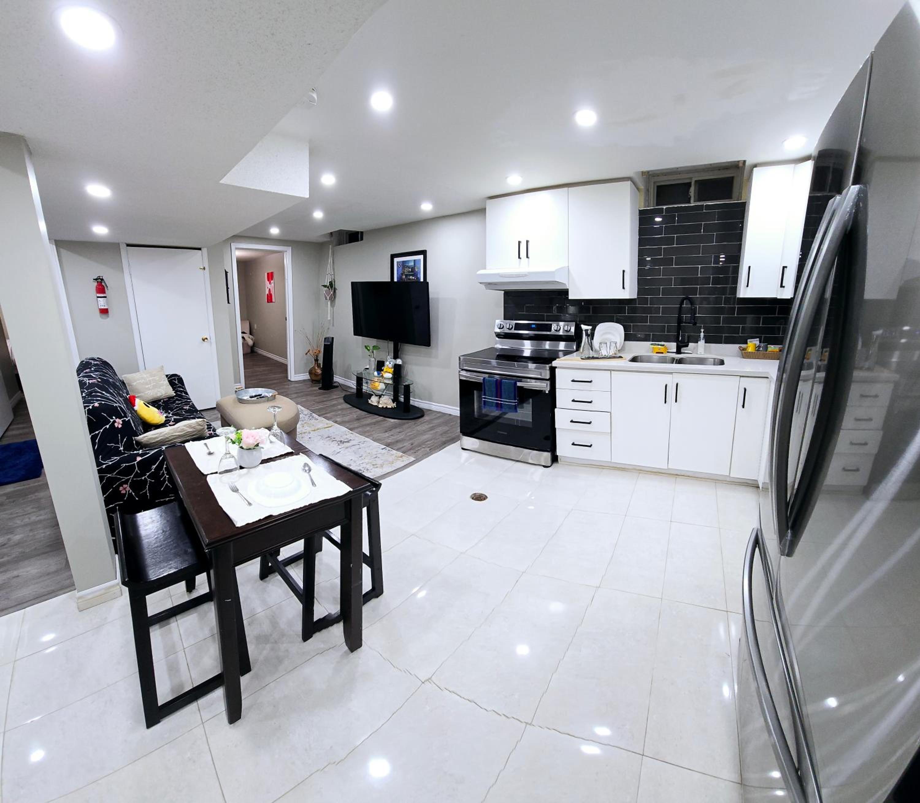 Luxury homestay in Mississauga near square one mall & Pearson Airport